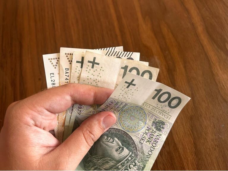 Olbrzymi wzrost płacy minimalnej. Rząd sypnie ludziom nieswoimi pieniędzmi.